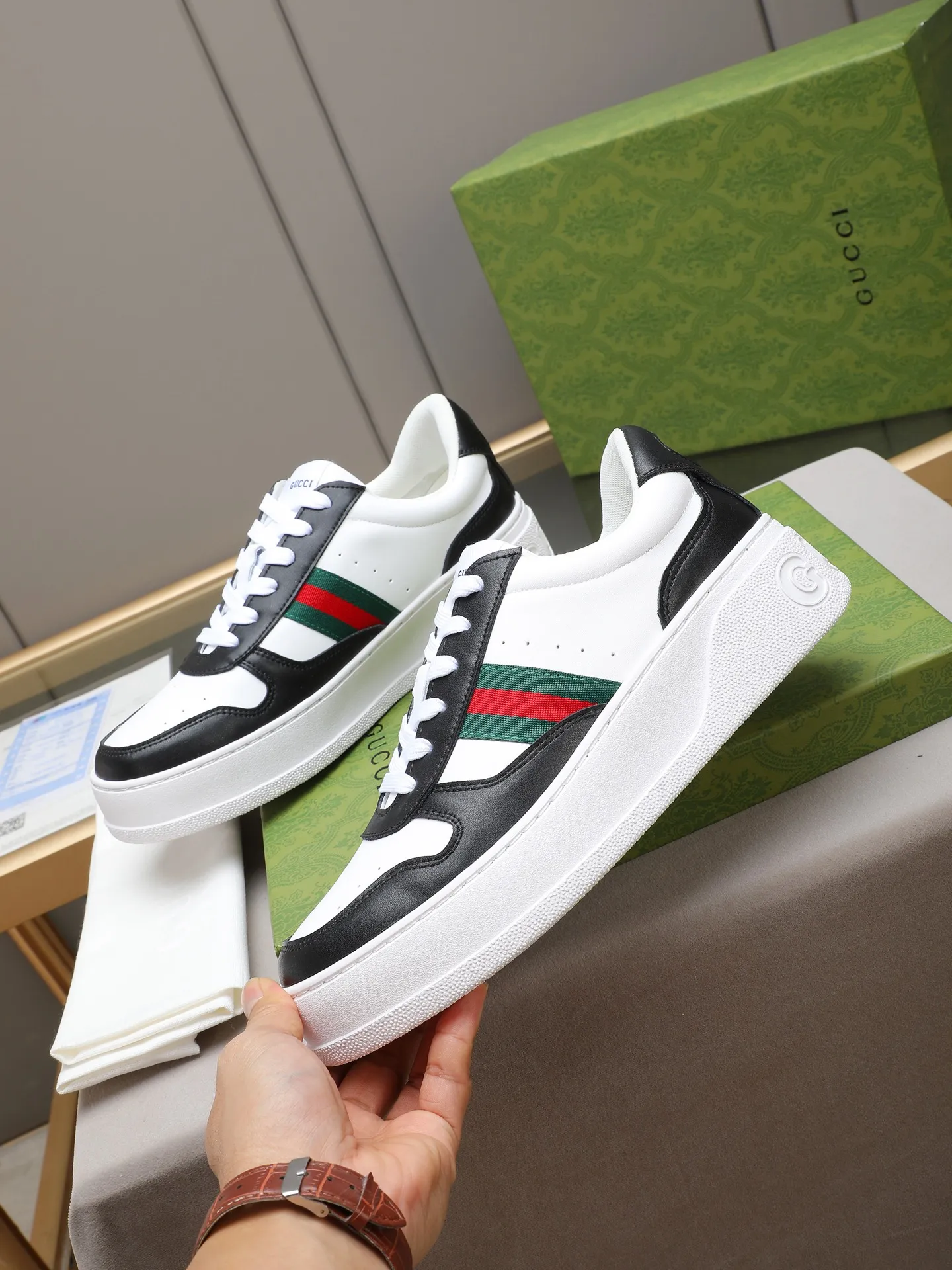 PP420 new men's shoes GUCCI fashion trend, made of first-layer calfskin➕breathable mesh lining! The foot feels super comfortable and the workmanship is impeccable. The original ultra-light outsole, size: 38-44 (45 customized), 5 colors to choose from!
